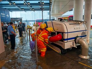 緊急應變隊伍與強力排水機械人「龍吸水」於8月5日在瑪麗醫院進行排水工作。