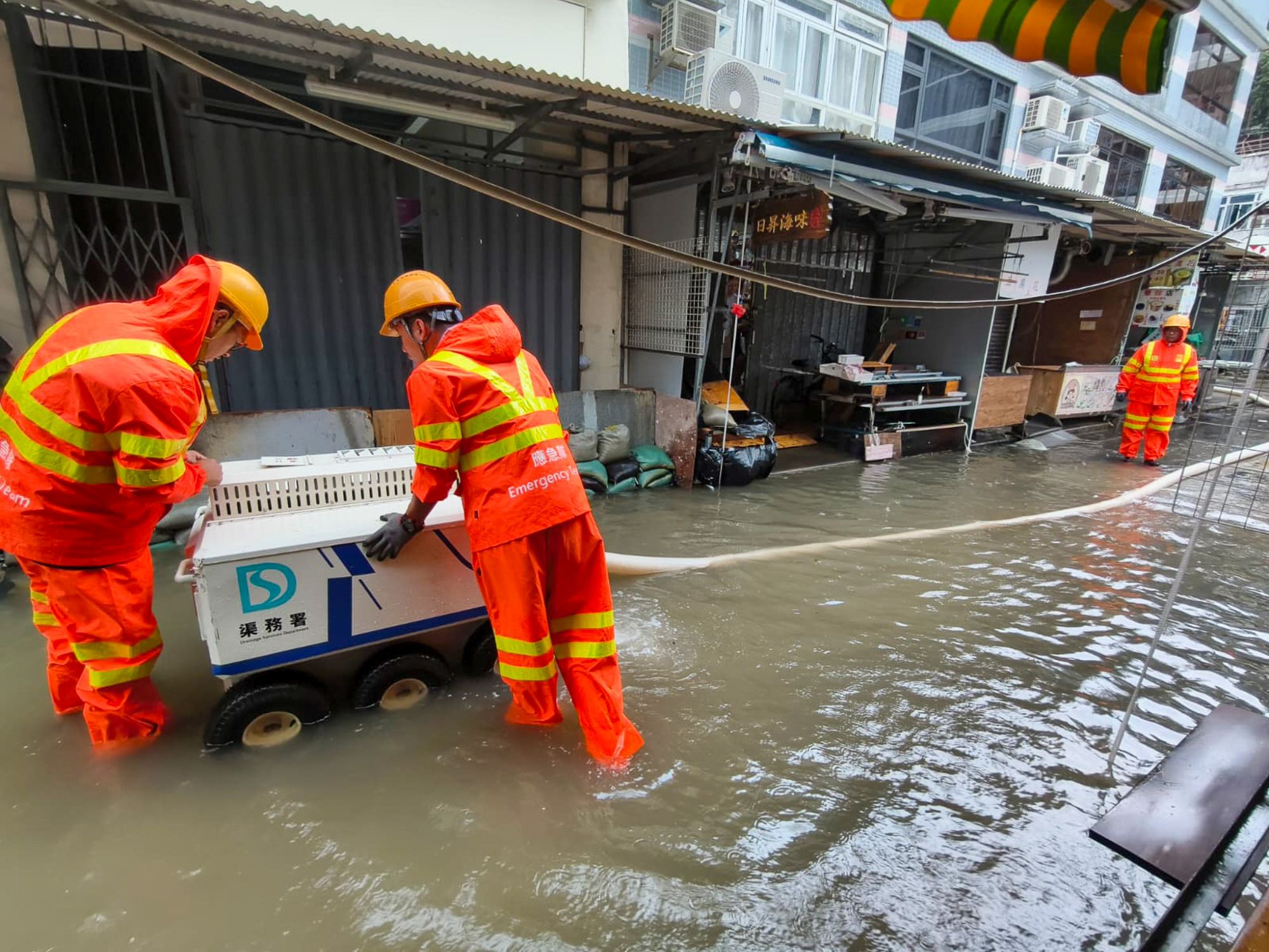 緊急應變隊伍與強力排水機械人「小禹」系列於9月24日在大澳進行排水工作。