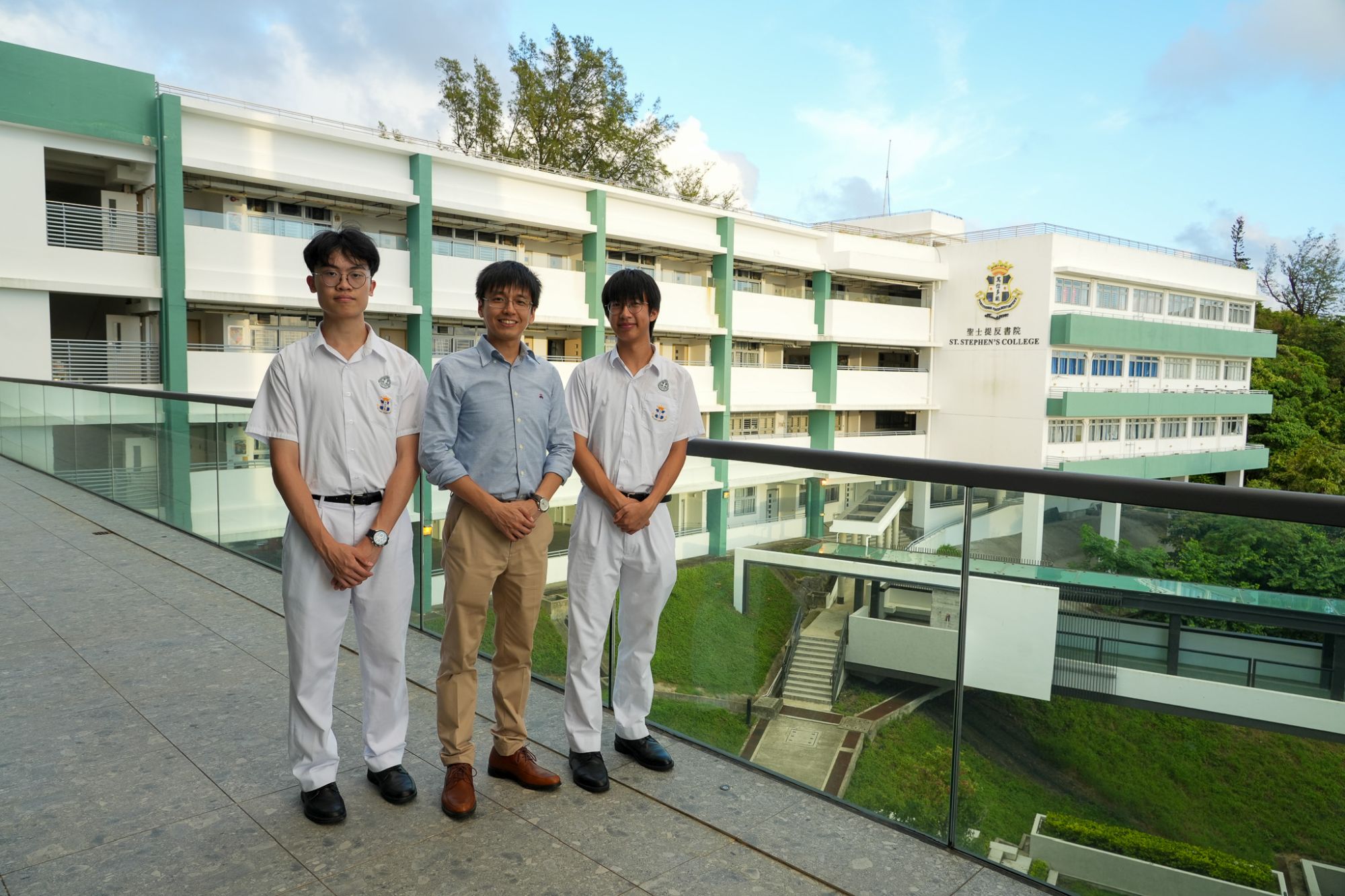 聖士提反書院文物學會主席周佟（右）和劉政言（左）分享校園成為電影場景的心情，並介紹校內的歷史建築。