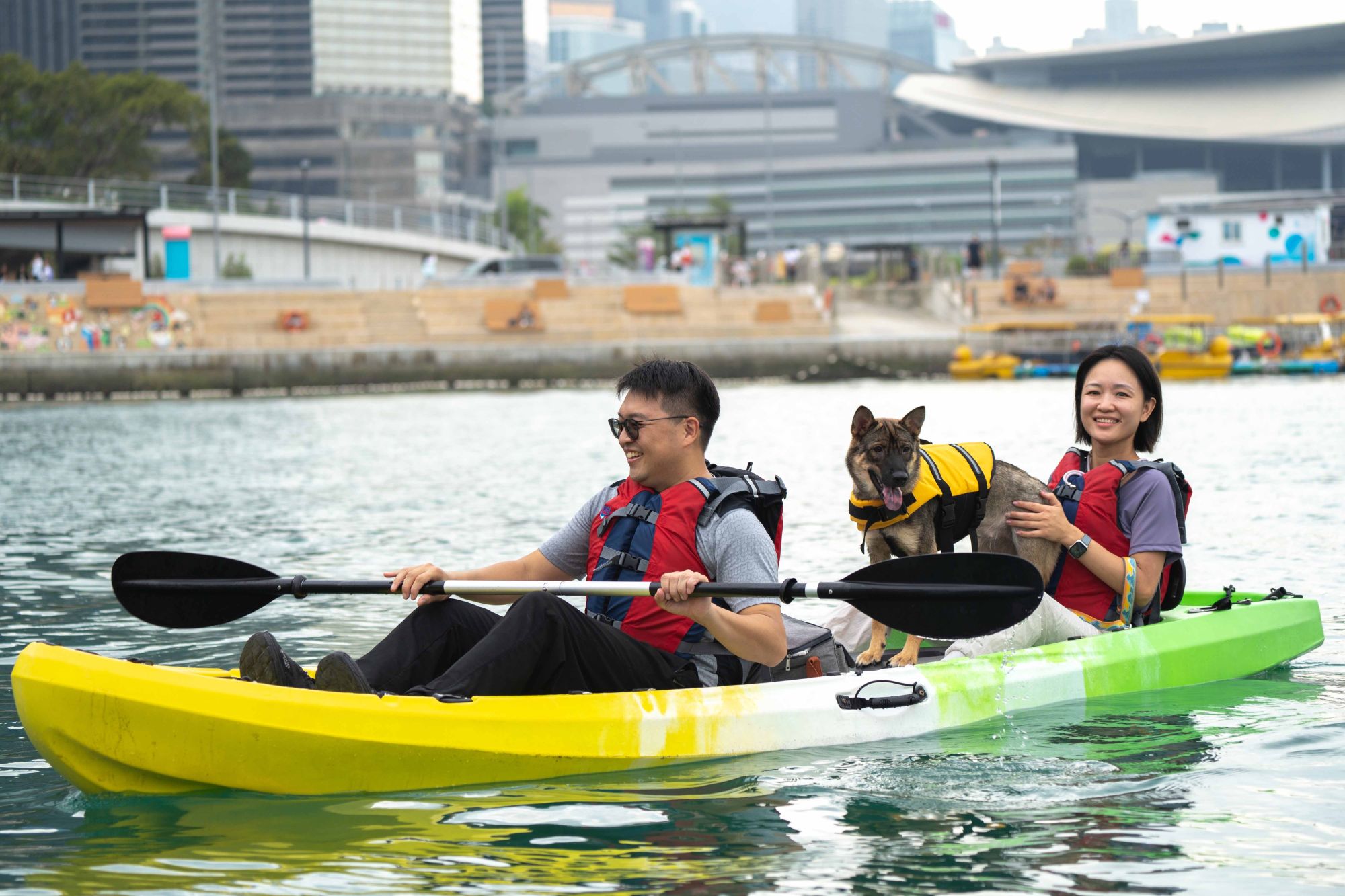 「海洋新幹線水上活動中心」座落於灣仔水上運動及康樂主題區，是港島市區內首個同類設施，透過提供多元化的水上休閒和訓練等活動，致力為公眾打造全齡化及寵物友善的親水空間。