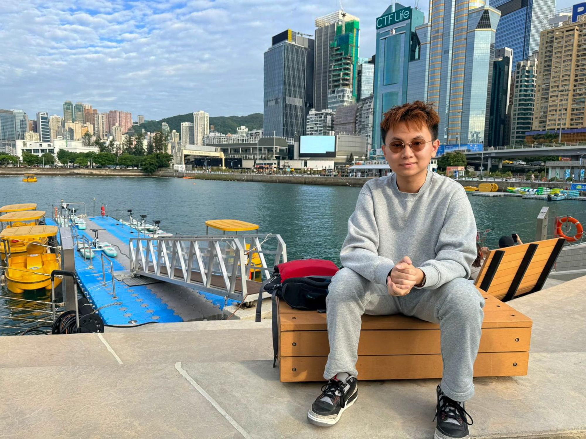 香港城市大學「尋城記」計劃參加者周同學第一次參加中心舉辦的水上單車體驗。他表示能在城市核心地帶置身維港天際線下，於寬敞的靜水環境中暢玩水上活動，對初學者來說是難得的體驗。