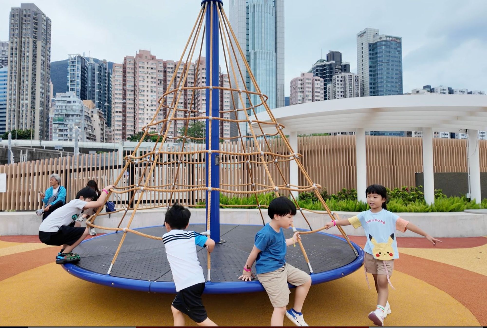 西營盤海濱公園充滿多元活力，設有觀景平台、共融遊樂設施及寵物公園等，並貫通東西兩端的海濱長廊。