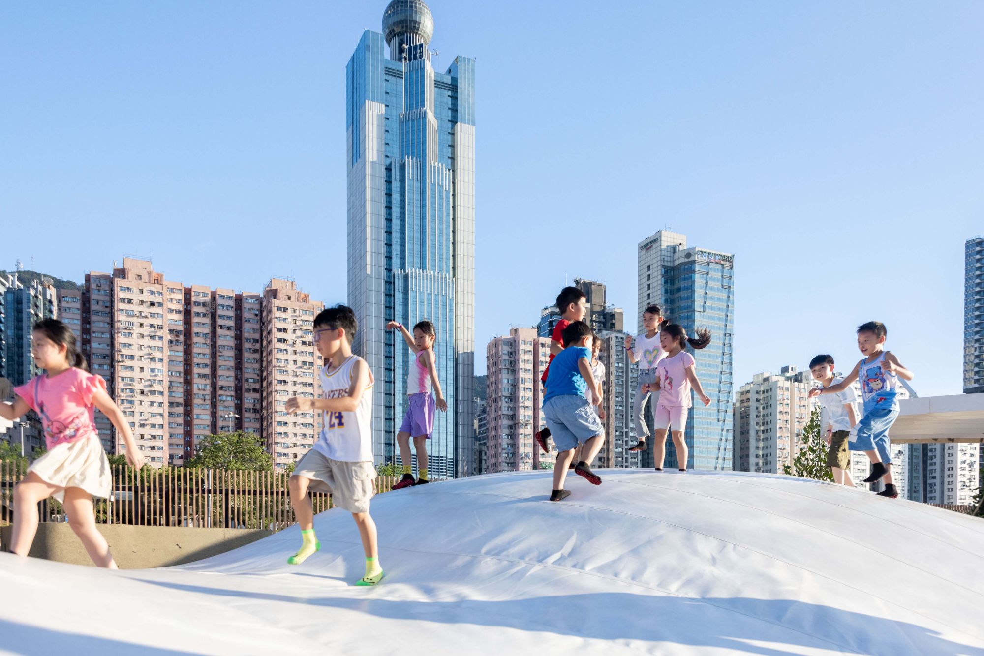 公園引進了全港公共空間首個雲朵形狀的戶外充氣遊樂設施「片片雲海」，設計團隊特別注重平衡挑戰性與安全性，除設置防撞軟墊、張貼告示說明規則、並實施年齡、人數與時間管理外，更於開放前邀請了兒童試玩並優化安排，確保玩得安心又盡興。