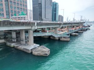 北角東岸板道（東段）預計於今年12月逐步開放。新路段長約1.1公里，將年初開放的東岸板道（西段）及北角海濱花園連接至鰂魚涌海裕街。