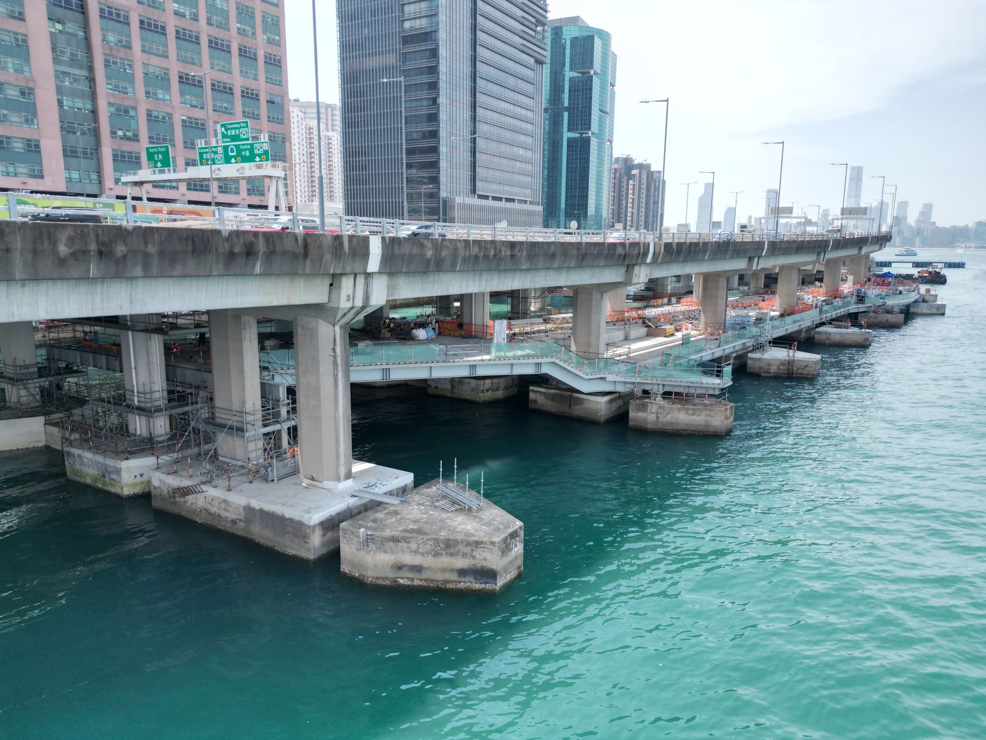 北角東岸板道（東段）預計於今年12月逐步開放。新路段長約1.1公里，將年初開放的東岸板道（西段）及北角海濱花園連接至鰂魚涌海裕街。