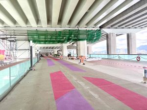 北角東岸板道（東段）預計於今年12月逐步開放。新路段長約1.1公里，將年初開放的東岸板道（西段）及北角海濱花園連接至鰂魚涌海裕街。