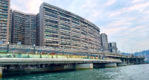 東岸板道全面開放後，全長約13公里、連貫堅尼地城至筲箕灣的海濱將正式全線貫通，串連港島的核心地區，實現「一板貫通，暢踏西東」，為維港海濱的未來發展帶來更多可能。