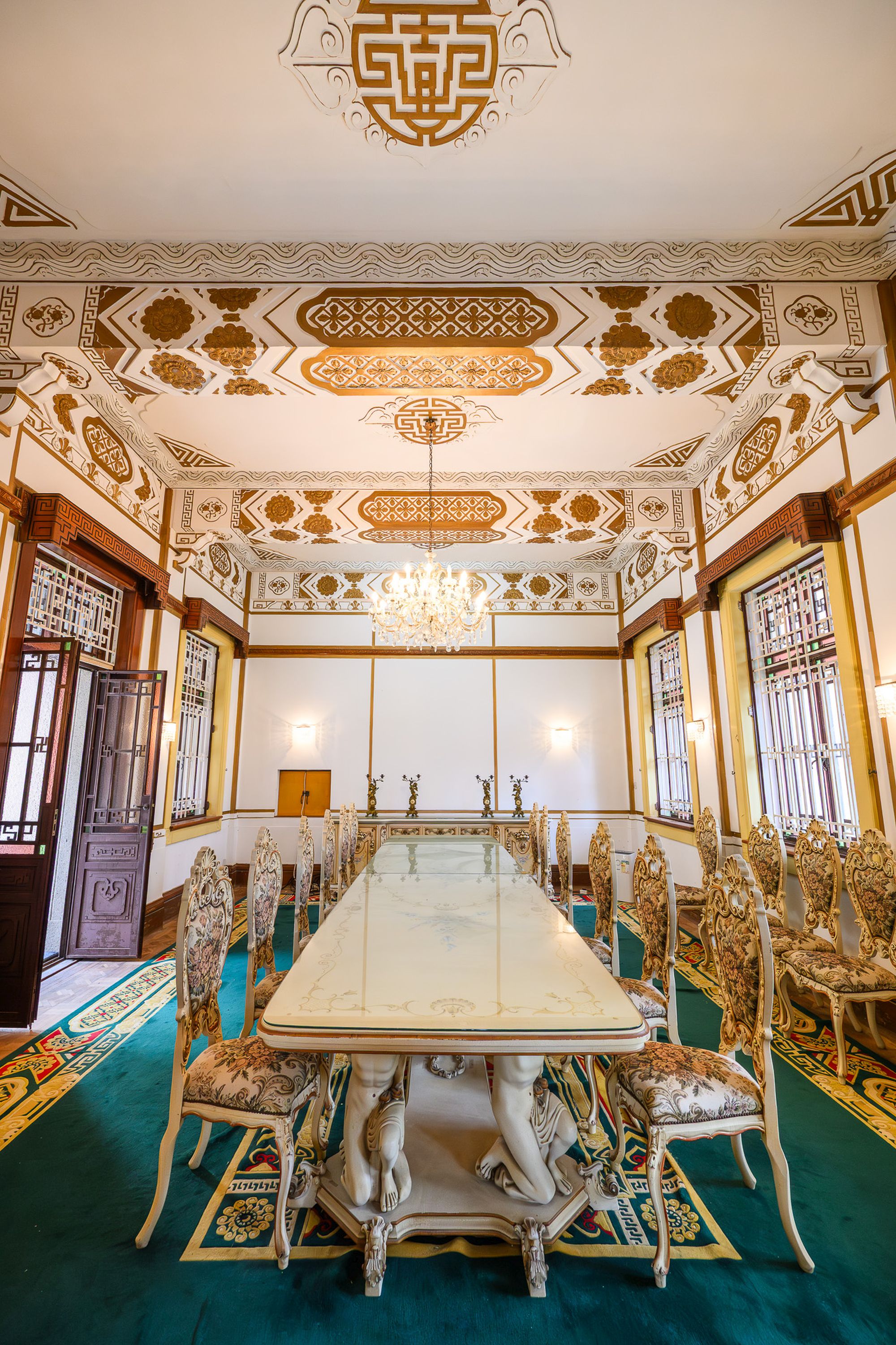 圖示大宅內的西式飯廳。