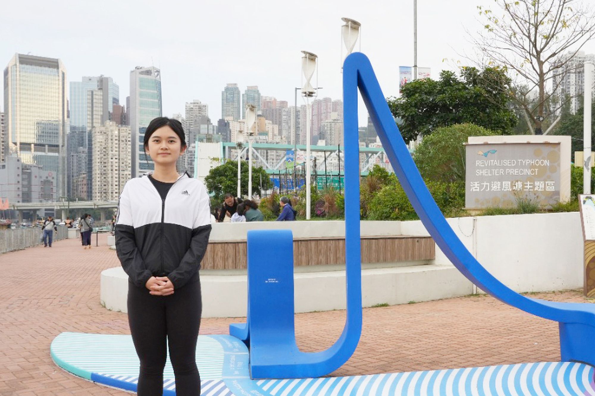 發展局助理秘書長（海港）吳瑤晴表示，為慶祝港島海濱貫通13公里，發展局與海濱事務委員會推出「海濱漣連」戶外藝術裝置，並於六個「海濱共享空間」展出。此外，海濱沿途每半公里更增設特色導向標示，以引領公眾探索維港各段的獨特風貌。