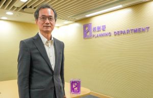 規劃署署長葉子季表示，部門為涉及大型私人發展項目的規劃申請，以及於申請前提交的查詢建議，設立了三層監察及上報機制，確保能夠迅速及有效地處理並且解決過程中遇到的問題，使審批過程更順暢及更有效率。