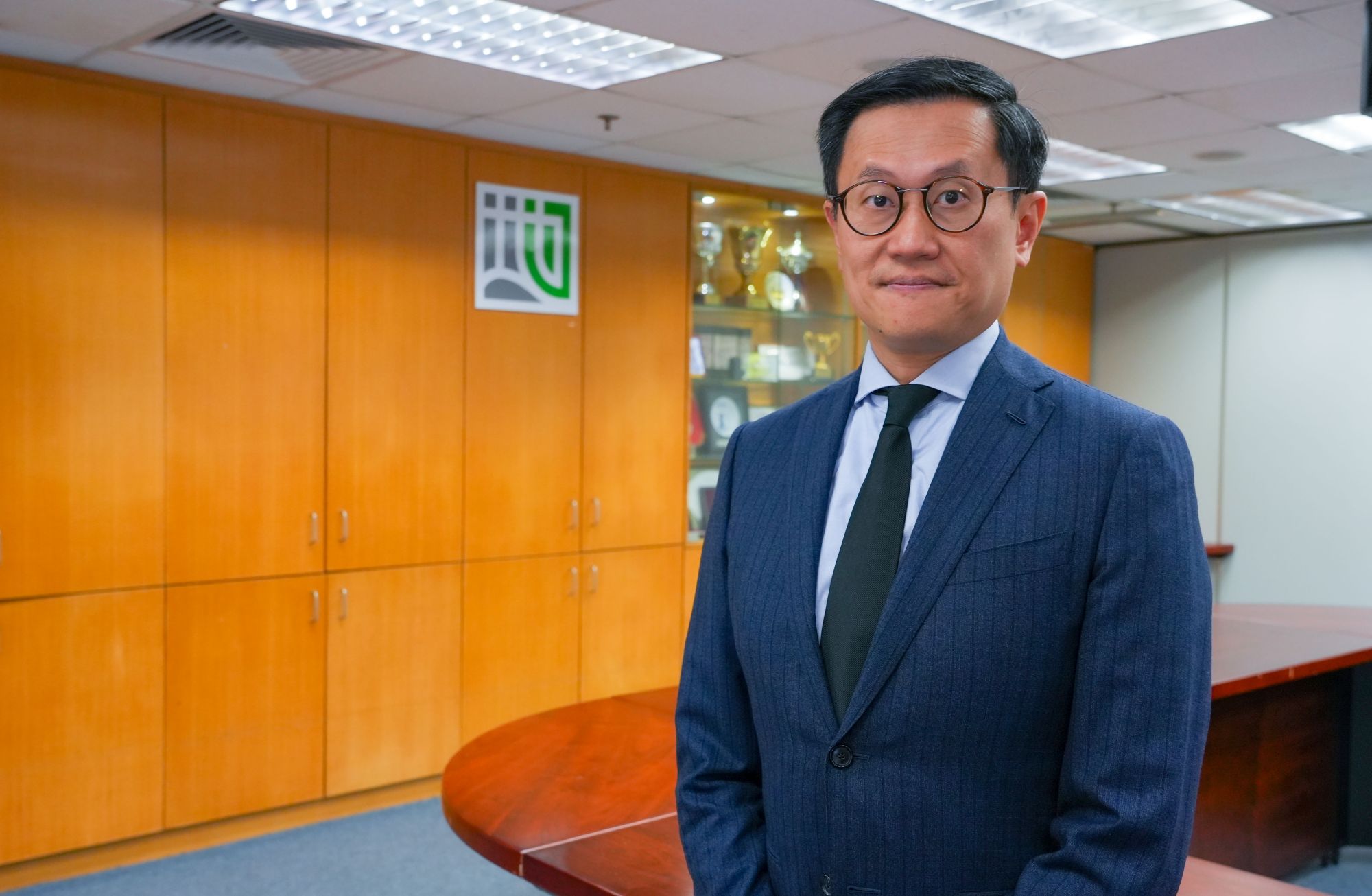 地政總署署長羅淦華表示，在新機制下，就一些土地交易申請涉及大型私人發展項目，若地政總署預視個案中會出現難以解決的問題，會在收到申請後第12至14個星期將個案提交至發展局領導的兩個小組尋求解決方法，目標是收到有效申請書後的20個星期內讓地區地政會議審議個案。