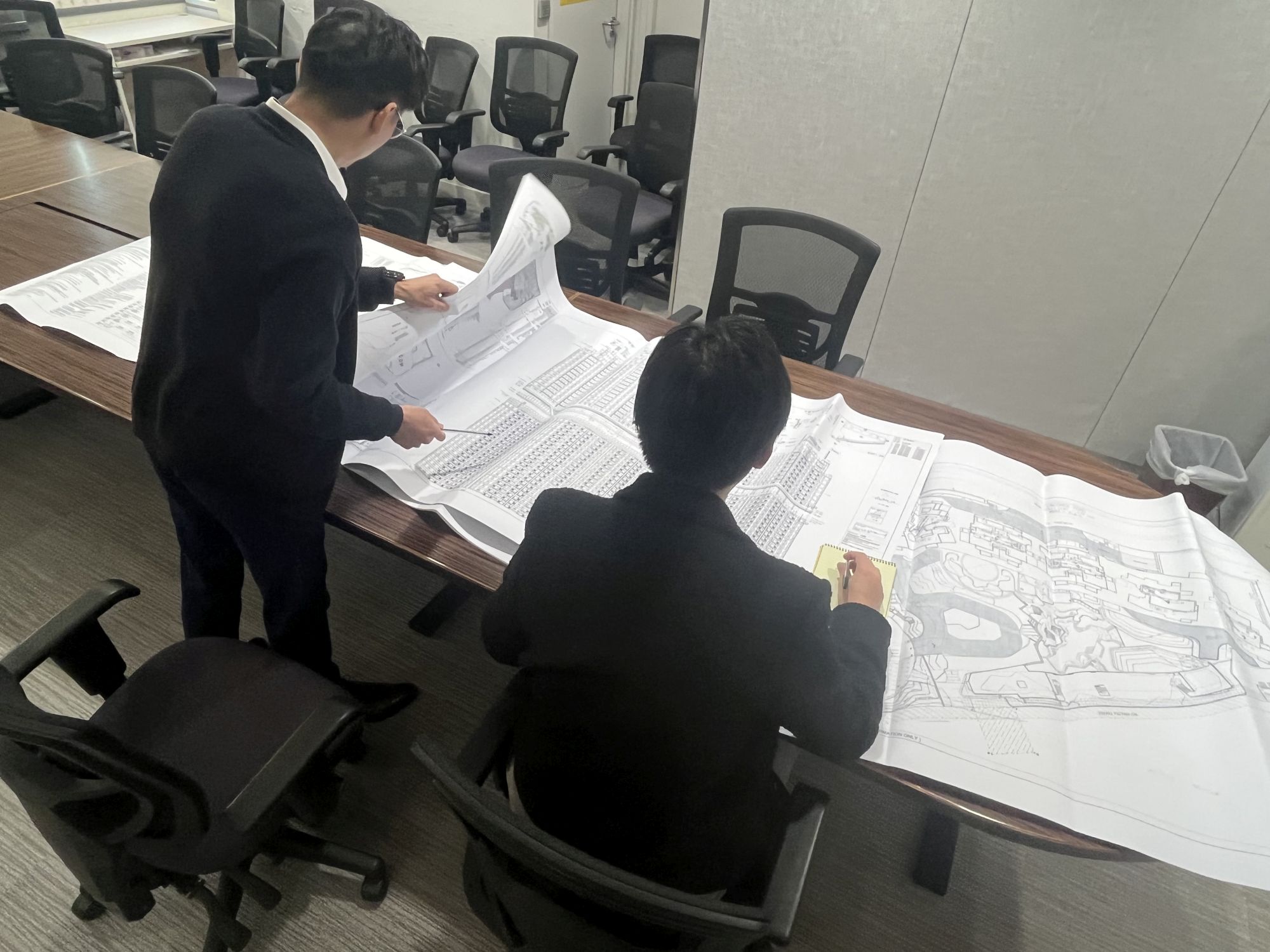 地政總署同事審閱圖則。