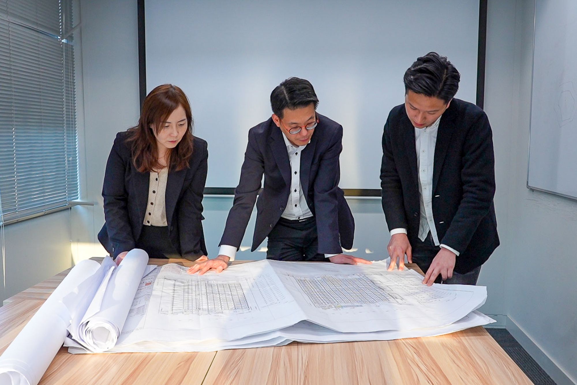 第一層先由屋宇署首長級第一級人員統籌及協調各部門的意見，按需要聯同部門代表共同商討審批原則性事宜。