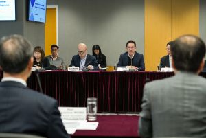 發展局兩個小組會定期舉行會議，處理個案和監察績效。