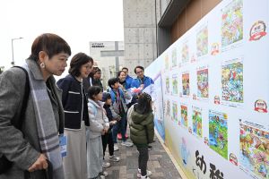 發展局局長甯漢豪（左二）於「東江水供港六十周年同樂日」參觀相關主題填色比賽的得獎作品。