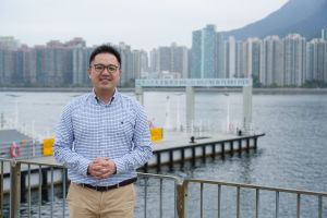 發展局於2017年推出「改善碼頭計劃」，透過重建或增建公共碼頭，以及提升碼頭設施，改善新界及離島偏遠地方的對外海上交通，方便居民和遊客出行及滿足漁民作業需要。土木工程拓展署工程師梁國華介紹完成改善工程並投入服務的十個碼頭。