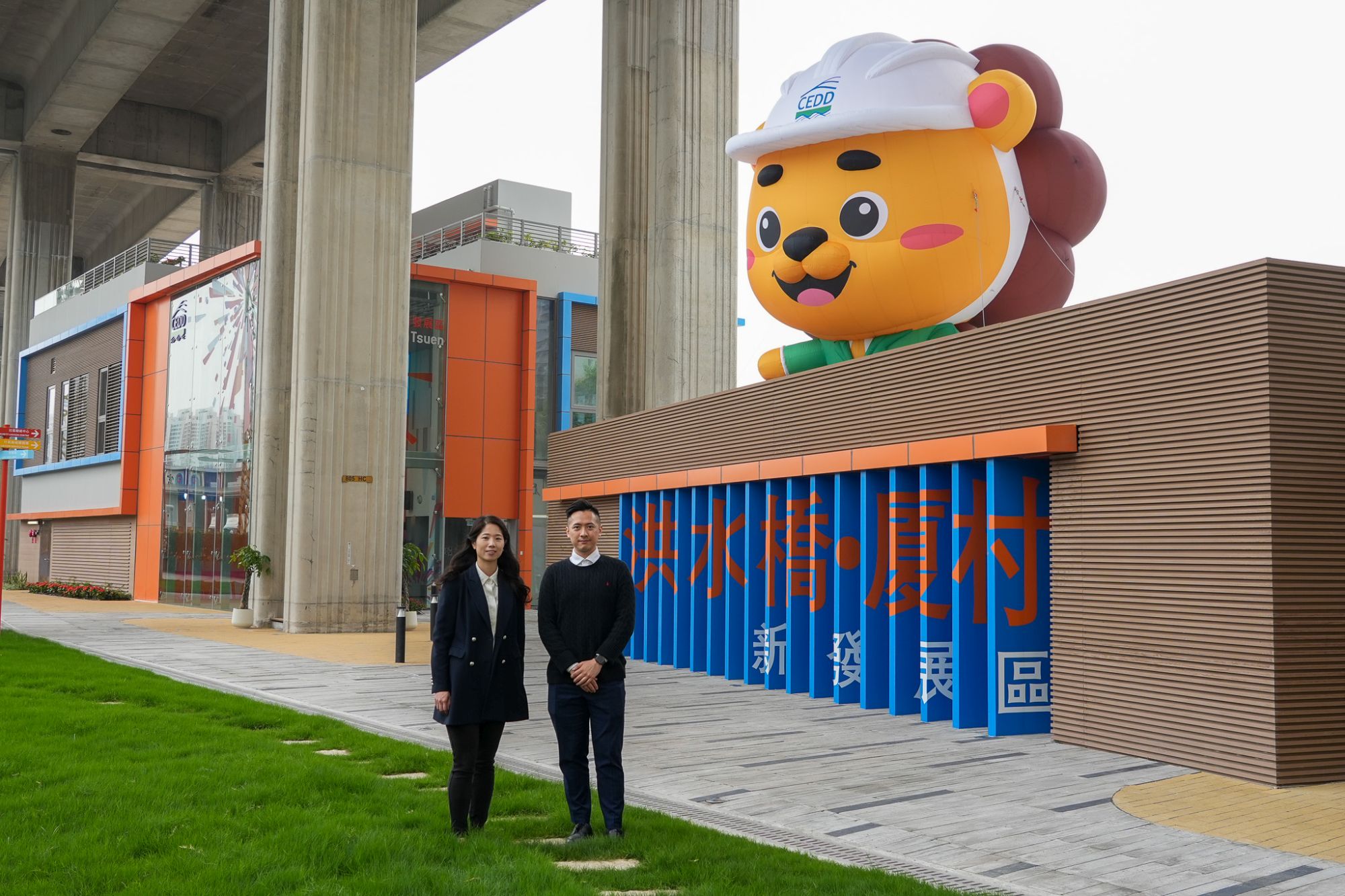土拓署西拓展處工程師莊雪儀（左）和土拓署西拓展處工程師呂泳煌（右）介紹剛於三月開幕的洪水橋／厦村新發展區社區聯絡中心。