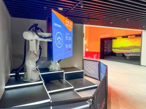 洪水橋／厦村新發展區社區聯絡中心設有機械臂展示屏幕，隨不同內容而變動。