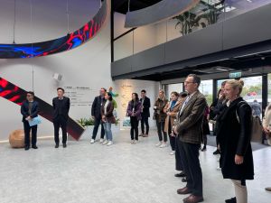 「河套科創築城館」以互動體驗形式，全方位呈現河套區在創新科技、生態保育等領域的最新成果，至今已累計接待超過120個參訪團體，總參觀人數突破5 000人次，其中商業及企業團體佔比達八成。