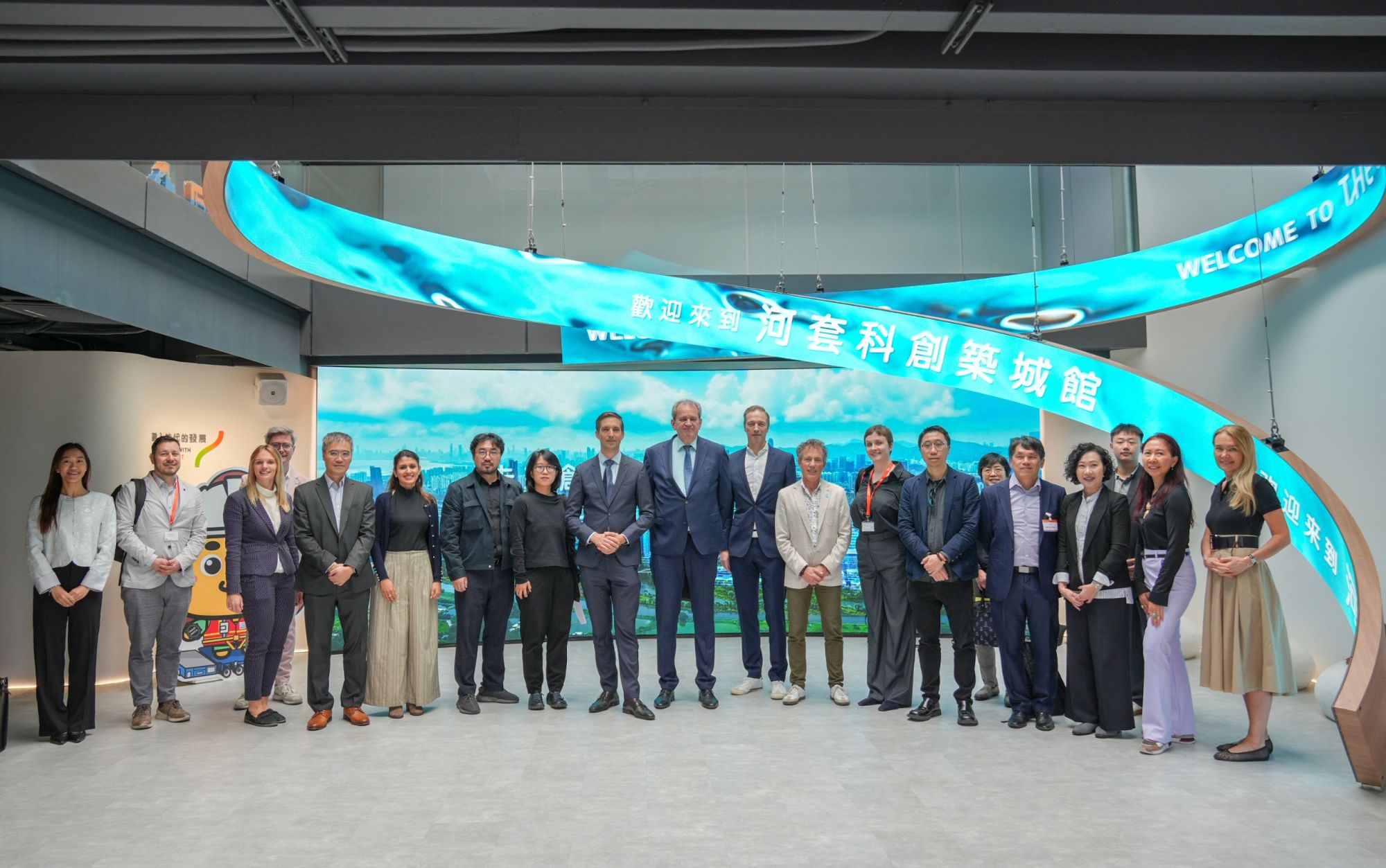 「河套科創築城館」以互動體驗形式，全方位呈現河套區在創新科技、生態保育等領域的最新成果，至今已累計接待超過120個參訪團體，總參觀人數突破5 000人次，其中商業及企業團體佔比達八成。