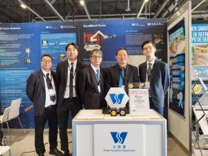 水務署總機電工程師（保養）梁志聰（右二）與水務署同事及明興水務渠務工程有限公司代表合照。