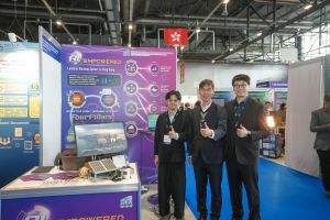 土木工程拓展署助理署長（技術）許海航（中）、高級土力工程師朱琦康（右）與土木工程拓展署同事合照。