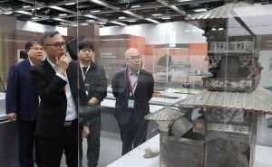 發展局常任秘書長（工務）劉俊傑（左二）、發展局副秘書長（工務）潘偉榮（右一）、文物保育專員梁子琪（左一）、焦作市博物館修復室主任王林中（右二）觀賞五層陶倉樓模型的結構和組裝細節。