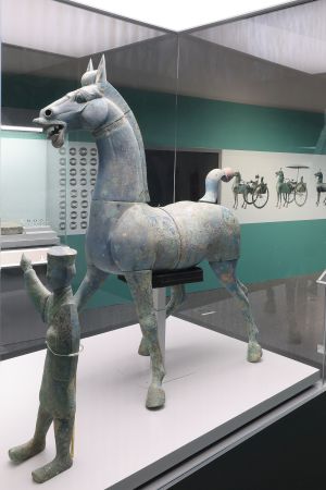 四川綿陽出土的銅牽馬俑及銅馬，是中國漢代考古出土最大及最完整的銅馬。（綿陽市博物館藏）