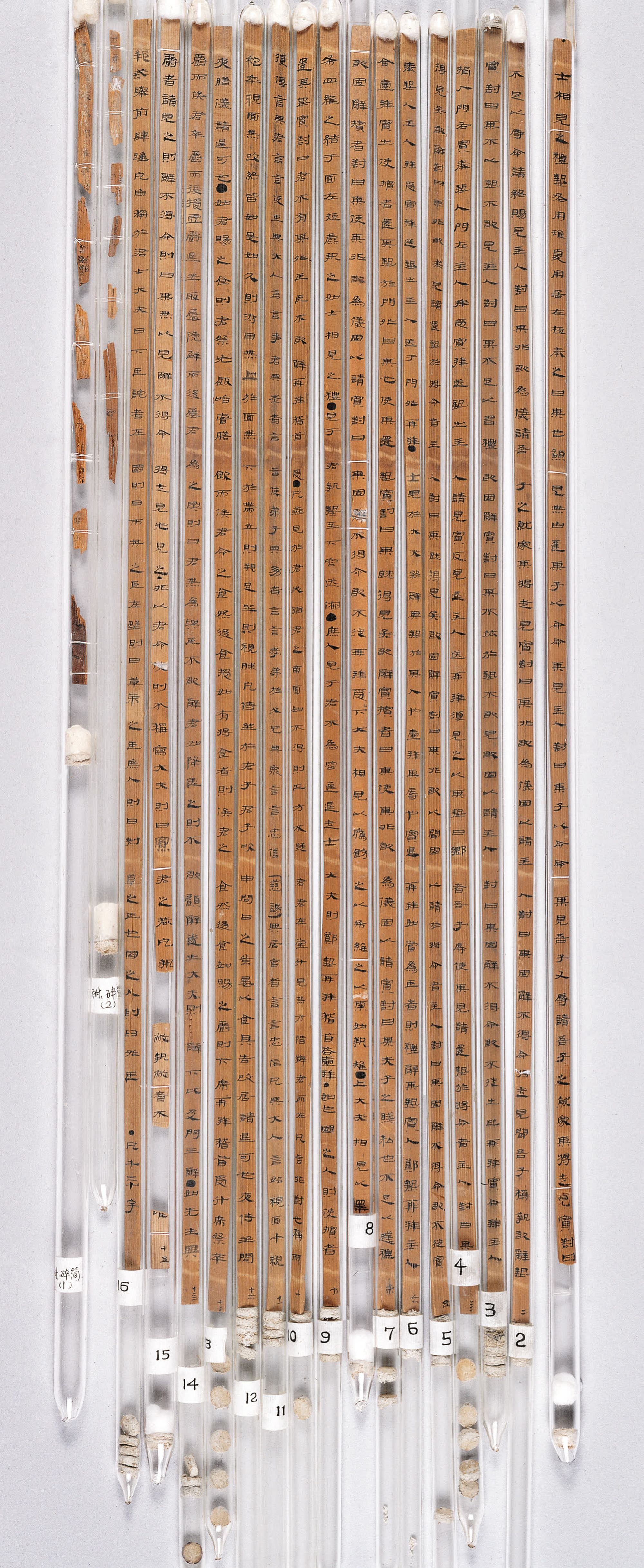 在甘肅武威磨嘴子出土的《儀禮》木簡，書寫工整。（甘肅省博物館藏）