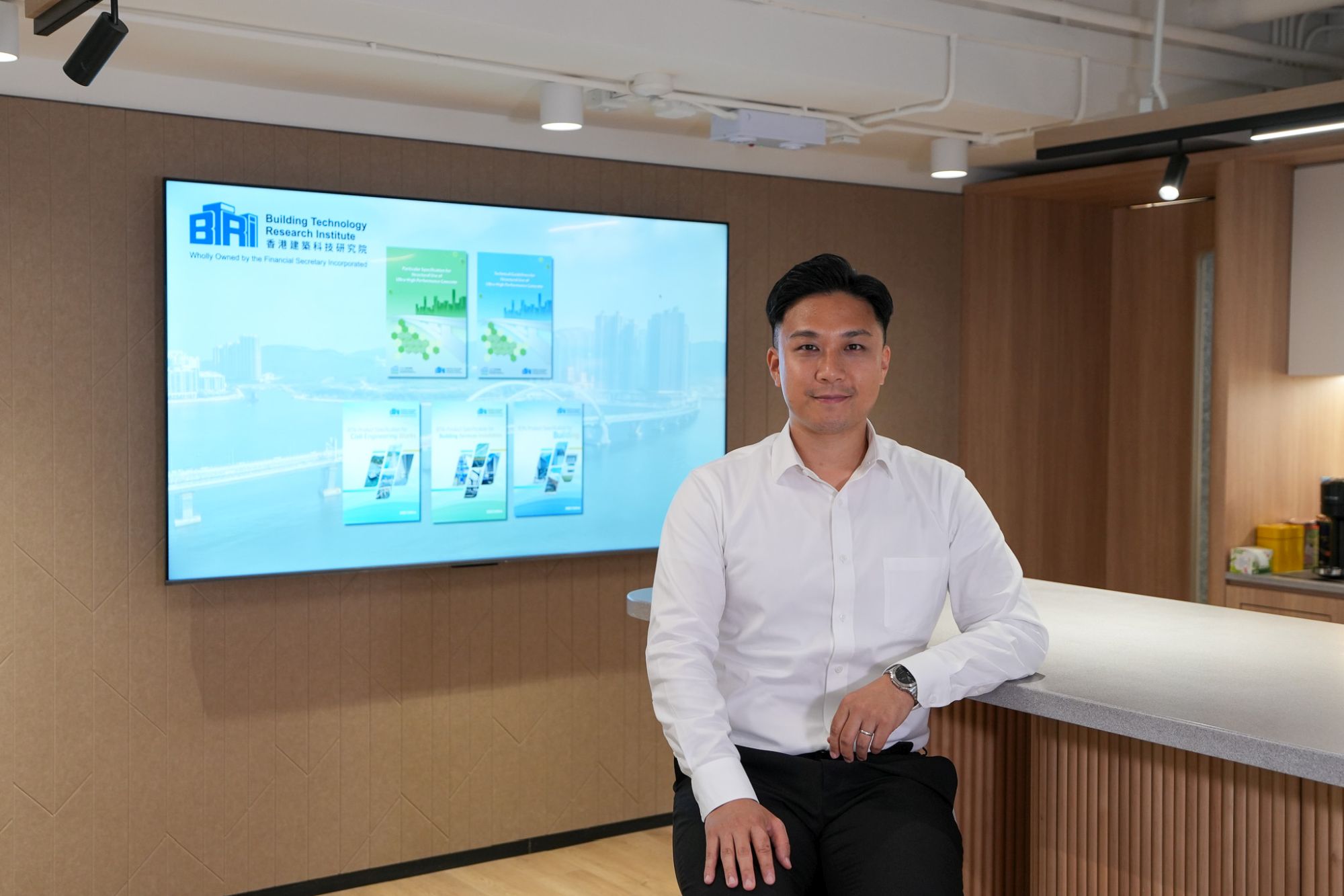 香港建科院副部門主管鄧銘禧表示，香港建科院過去一年全面檢視及優化十五項已沿用多年且對成本影響較大的建築標準及要求，如檢視隔音屏障的風荷載、地基樁柱的設計要求等，並為創新技術及物料制定標準，藉此提升工程效率、可持續性及成本效益。