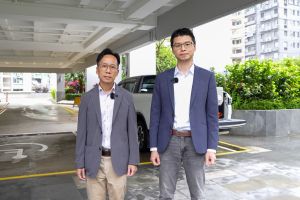 土木工程拓展署高级土力工程师（工程管理）曾伟汉（右）指出，无人机可以遥距控制，在短时间内飞越障碍物并直达事故现场，即时展开救援或数据收集工作，做到「人未到、车未到、机先到」。