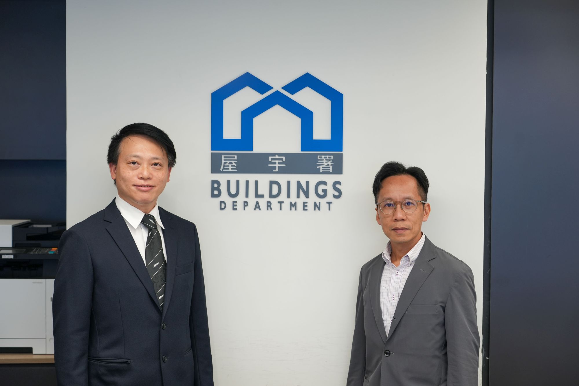 屋宇署屋宇測量師（研究及發展）姜子超表示，為保障公眾安全，屋宇署去年起結合 AI 與無人機，執行恆常化外牆勘察行動，例如利用AI辨識外牆破損位置、將欠妥部份分類及評估嚴重程度等，順利達成檢驗360幢樓宇的目標。