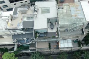 引入无人机后，屋宇署突破物理限制，进行全方位高空俯瞰，高效捕捉偏远地段、天台僭建物及违规楼宇改建工程的高清影像。