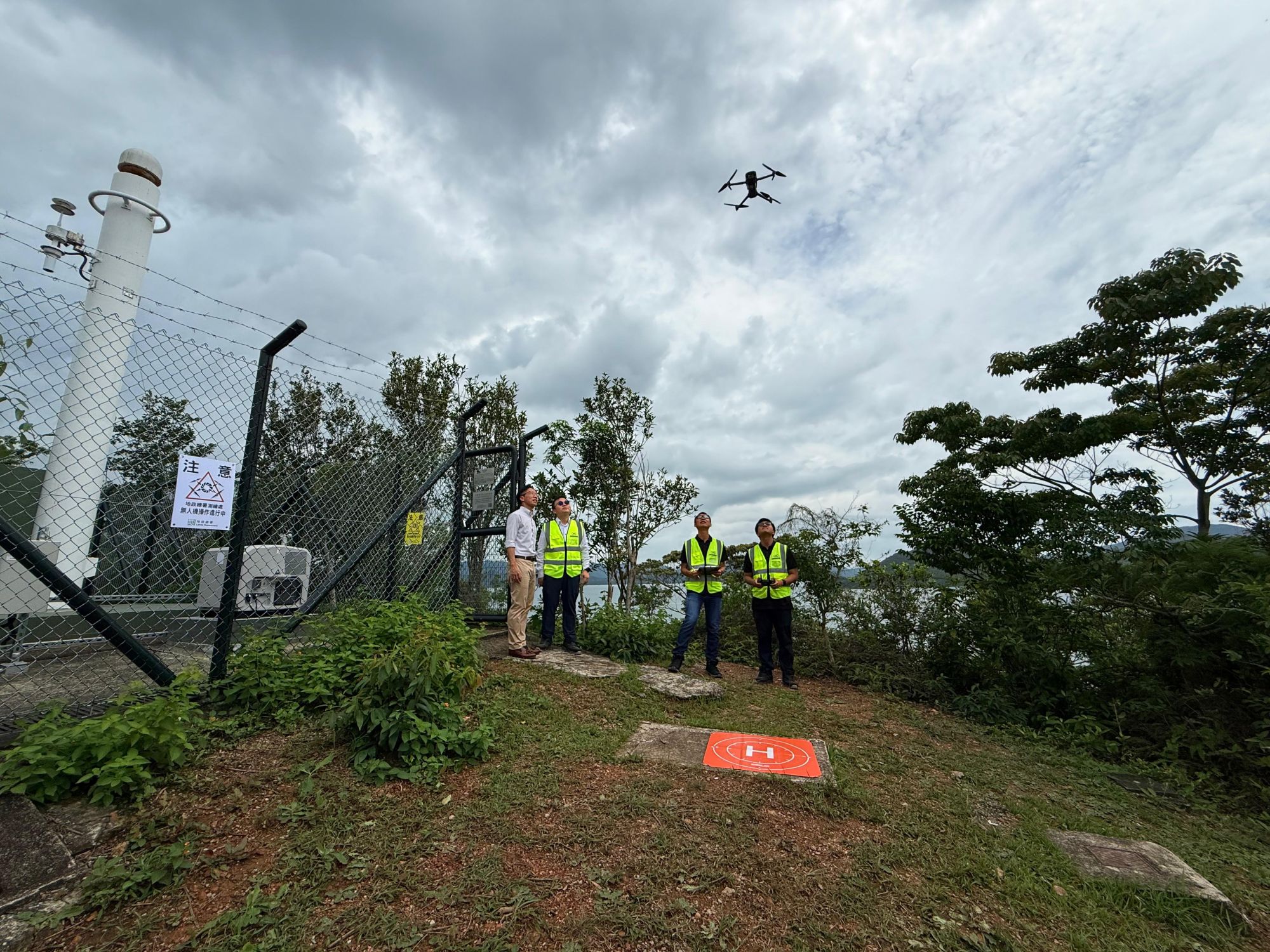 地政總署正在探索創新模式，在新界不同地區逐步設立無人機機場，支援一站式飛行管理、自動執行預先規劃航線，並自動傳回影像數據作AI分析。