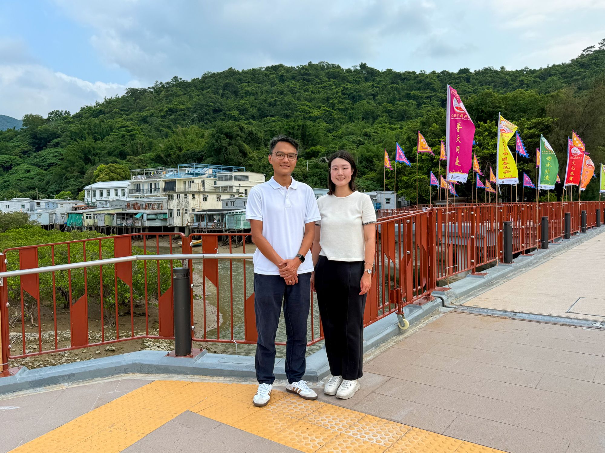 土木工程拓展署（南拓展及可持續大嶼）高級工程師韓植遷（左）和土木工程拓展署（南拓展及可持續大嶼）工程師張珮甄（右）介紹署方近年透過「大澳改善工程」，提升大澳的民生設施及改善生活環境，促進大澳文化傳承，同時兼顧社區發展。