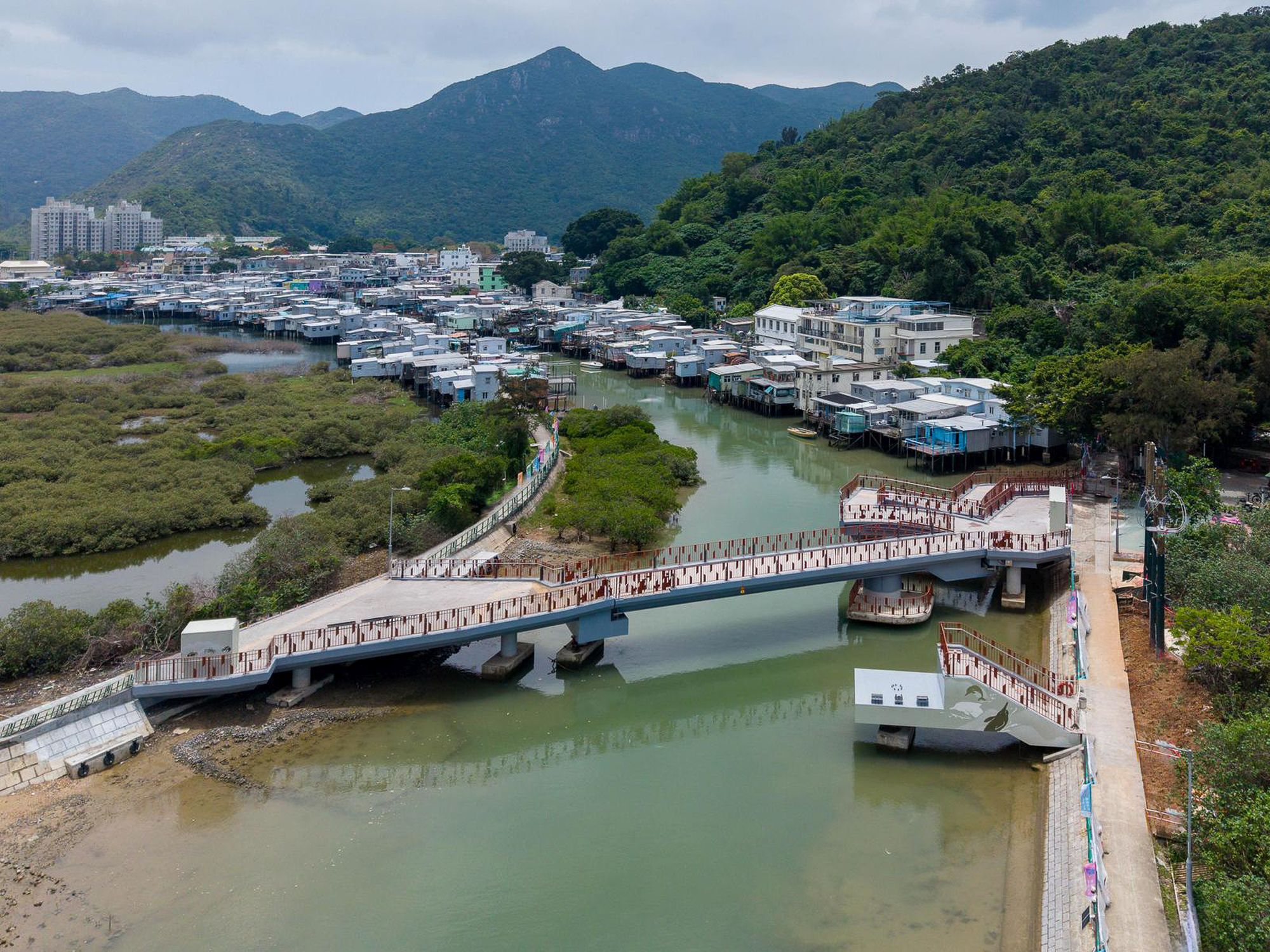 大澳寶珠潭橋連接吉慶後街及新基街河涌兩岸，可以橫向轉動開合，「開後成堤」為設計概念，猶如堤岸一部份。啓用後將提升河涌兩岸的連繫性，便利居民及遊客出行。