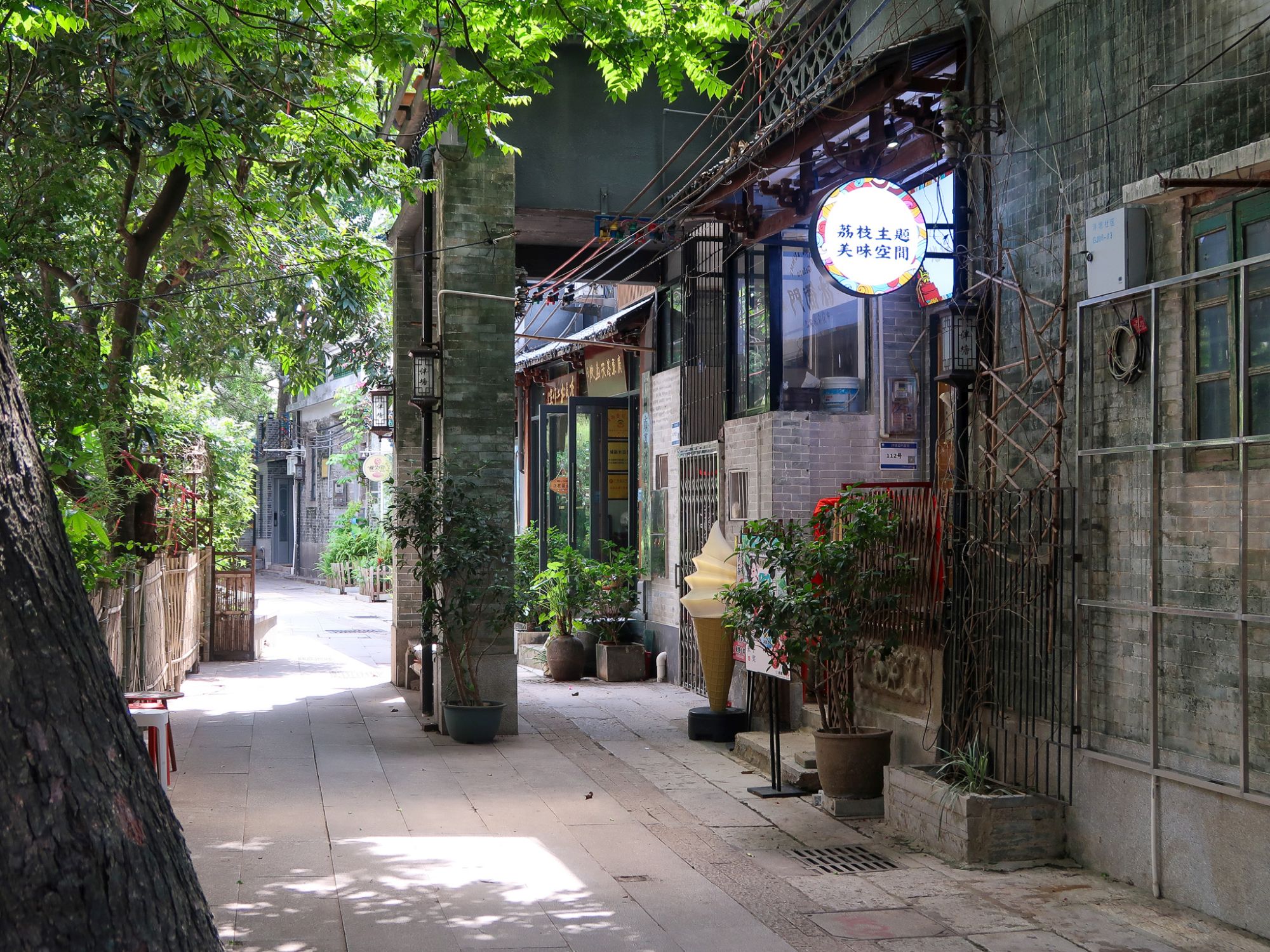 廣州泮塘古村是一座擁有900多年歷史的嶺南水鄉古村落，位於廣州市荔灣區，既保留了現原有風貌，亦引入了文化產業。