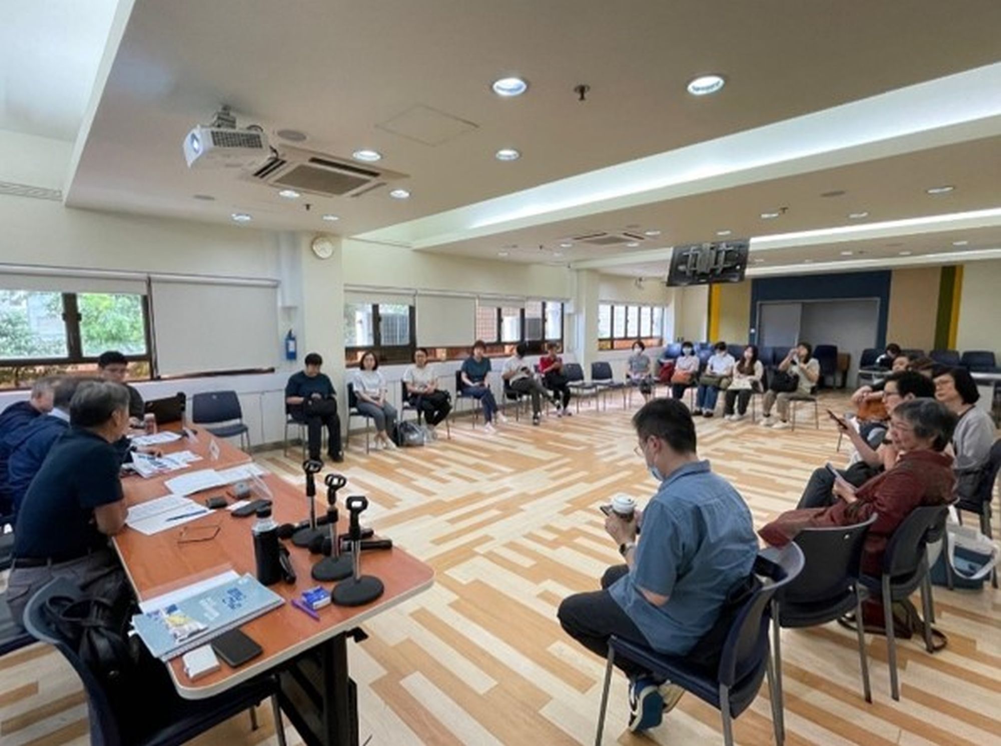 政府經進行廣泛且深入的持份者諮詢，工作組於2025年7月公布最終方案，並透過強制性規定和鼓勵性設計落實方案。