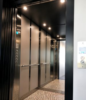 提供較大的暢通易達升降機機廂，並在機廂表面採用具鏡面效果的飾面。