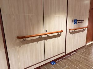 在室內公用地方須沿走廊提供扶手。