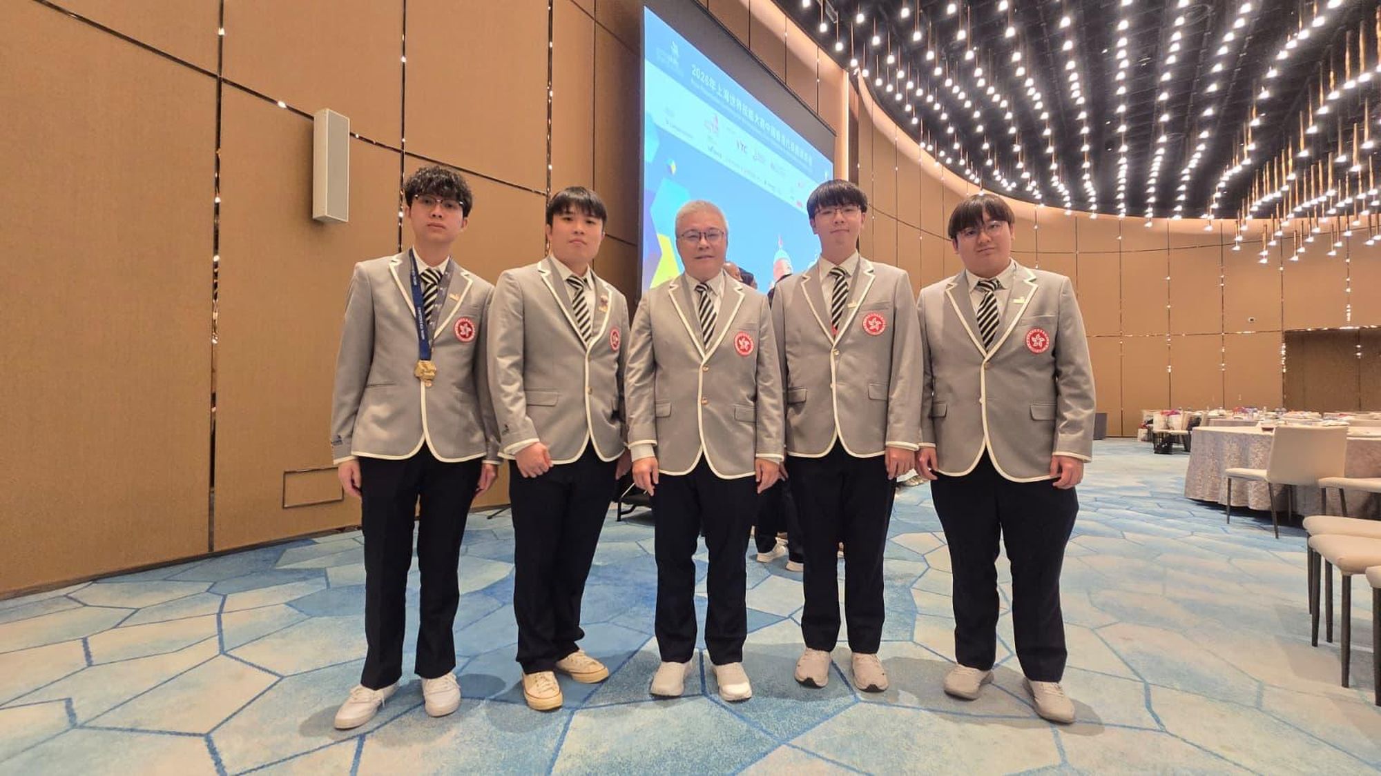 機電工程署署長潘國英與選手合照:空調冷氣優異獎選手李永健（左一）及其他選手溫裕豐（左二）、黃柏熹（右一）及潘卓謙（右二）。