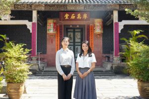 發展局工程師（文物保育）羅明珠（右）和發展局二級助理館長（古蹟檔案）鄧彥玥（左）介紹今年以「穿越北都」為主題，於10月至12月舉行的「古蹟周遊樂」。