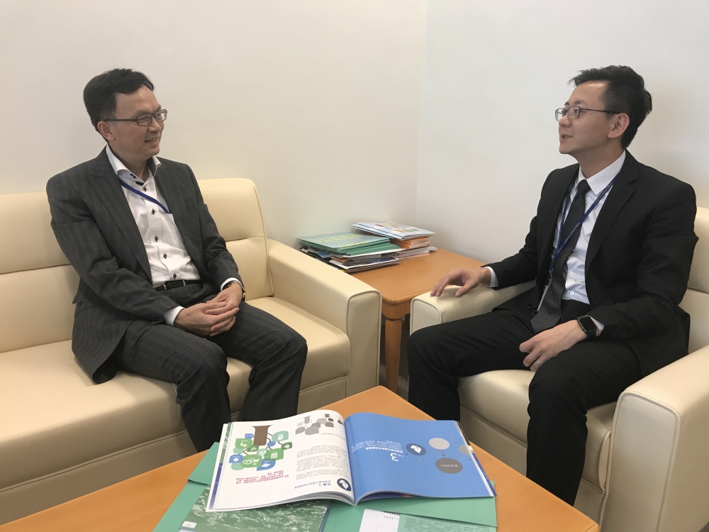 The USDEV, Mr LIU Chun-san (left), has more than 30 years of experience in civil engineering and is a professional staff in the works departments.  In recent years, he was the Project Manager (New Territories West Development Office) of the Civil Engineering and Development Department.
