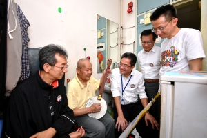 Accompanied by the Chairman of the Sham Shui Po District Council, Mr CHEUNG Wing-sum, Ambrose (first left), the SDEV, Mr Michael WONG (centre); the Director of Buildings, Mr CHEUNG Tin-cheung (first right); and the Managing Director of the Urban Renewal Authority, Mr WAI Chi-sing (second right), visited a singleton elderly resident in Un Chau Estate to learn more about his living conditions and needs.
						