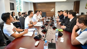The SDEV, Mr Michael WONG (third left); the Director of Buildings, Mr CHEUNG Tin-cheung (second left); the Managing Director of the Urban Renewal Authority, Mr WAI Chi-sing (fourth left); and the District Officer (Sham Shui Po), Mr LEE Kwok-hung, Damian (first left), etc, met with the Sham Shui Po District Council Members to exchange views. 