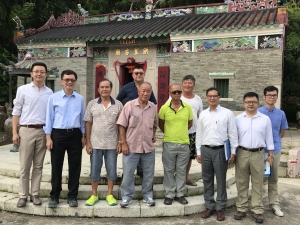 Near the Kau Sai Village Pier is the historic Hung Shing Temple, a declared monument in Hong Kong. Fisherman representative of Kau Sai, Mr LAW Yau-mui (centre, front row); fisherman representative of Sai Kung Hoi, Mr YUEN Kam-wan (third right); and Kau Sai villagers pose for a group photo in front of the Hung Shing Temple with USDEV, Mr LIU Chun-san (second left); PA to SDEV, Mr Allen FUNG (first left); Head of the CEO of the CEDD, Mr Ricky LAU (second right); Principal Assistant Secretary (Works) of the Development Bureau, Mr CHAN Fuk-yiu, Victor (first right); Project Team Leader of the CEDD, Mr Francis LEE (left, back row), etc.