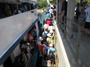 The Tung Ping Chau Public Pier in Tai Po is one of the piers frequently used by tourists. Given its narrow boarding stairways, the pier needs improvement.