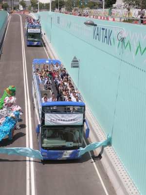 Chief Executive, Mrs LAM CHENG Yuet-ngor, Carrie (first row, second right); Secretary for Development, Mr WONG Wai-lun, Michael (first row, first right); Permanent Secretary for Development (Works), Ir HON Chi-keung (first row, second left); Director of Civil Engineering and Development, Mr LAM Sai-hung (first row, first left); Chairman of Wong Tai Sin District Council, Mr LI Tak-hong (second row, first right); Chairman of Kowloon City District Council, Mr PUN Kwok-wah (second row, second right); and other guests officiate at the opening ceremony of Kai San Road.
