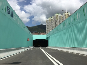 The signature colour of “Public Creatives” and the logo of “Current of Vitality” are used on the two side walls of Kai San Road to enhance public understanding of the place brand of Kai Tak and let residents and tourists feel the novelty of Kai Tak.
