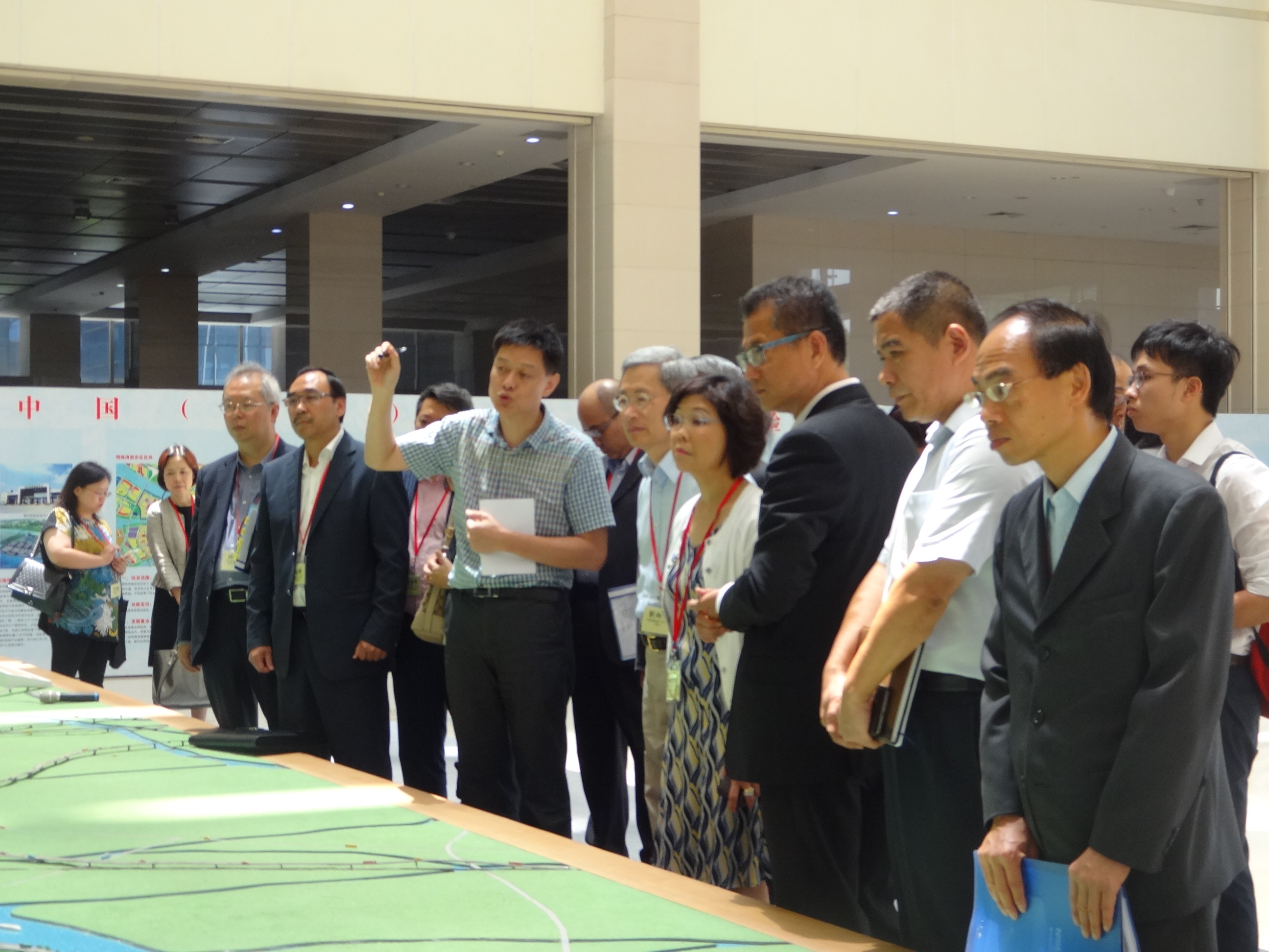 The Development Bureau led members of the professional sectors to visit Qianhai.